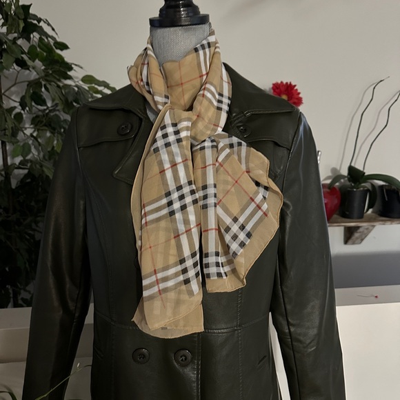 🧣 - Picture 2 of 3